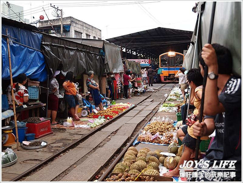 Maeklong railway market 鐵道市場，火車擦身而過的驚險奇特體驗! - nurseilife.cc