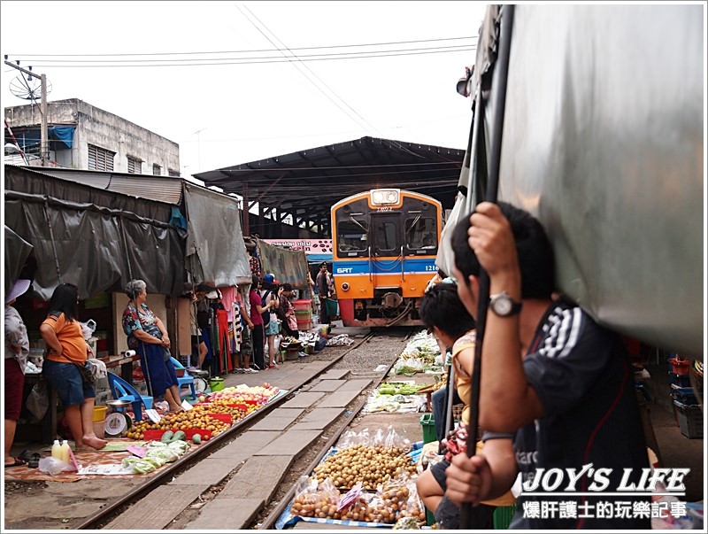 Maeklong railway market 鐵道市場，火車擦身而過的驚險奇特體驗! - nurseilife.cc